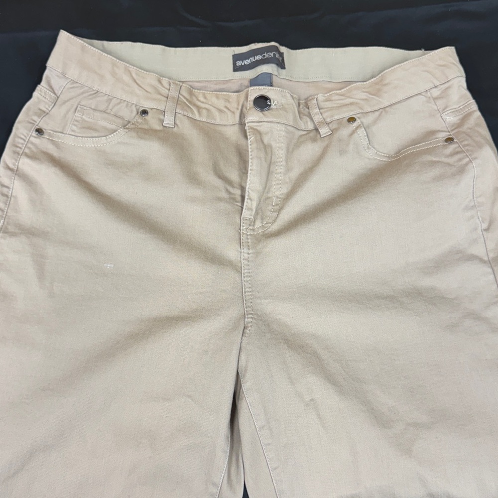 Avenue Denim Khaki Capri Pants size 18 64% cotton 34% rayon 2% spandex like new